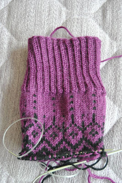 Fabel socks drop design tricoter chaussette noir violet Fabel socks drop design tricoter chaussette noir violet