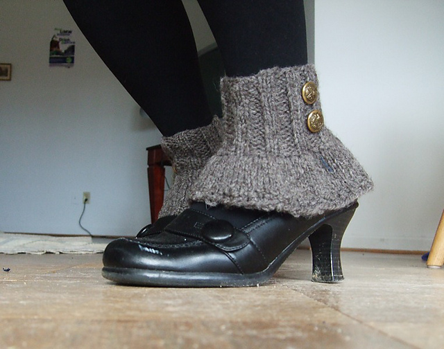 FO + Free Pattern: Spiffy Spats | Stitch, Brinn, Stitch!